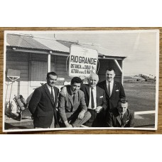 USHUAIA TIERRA DEL FUEGO ANTIGUA FOTO TIPO TARJETA POSTAL CIRCA 1965 ESTACION AERONAVAL Y AVION DE AUSTRAL